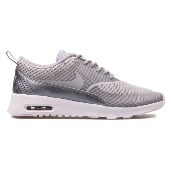 Nike Air Max Thea txt metallic grijs sneaker — Stockfoto