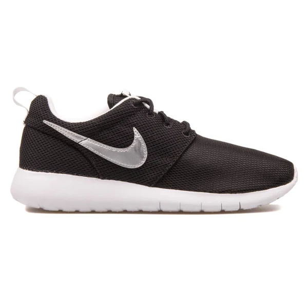 Nike Roshe ένα μαύρο και μεταλλικό ασημί αθλητικά — Φωτογραφία Αρχείου