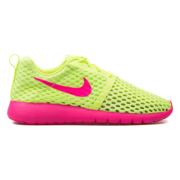 Nike Roshe egy repülés súlya zöld és rózsaszín cipő — Stock Fotó
