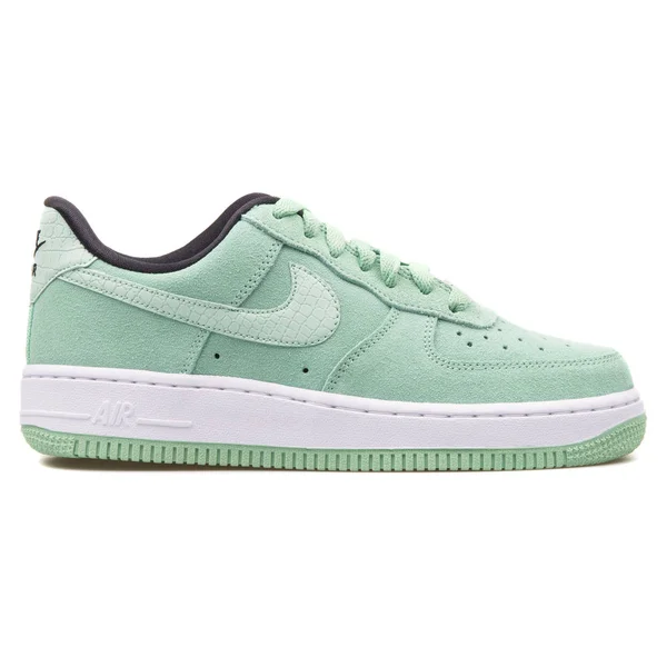 Zapatilla Nike Air Force 1 07 Seasonal verde —  Fotos de Stock