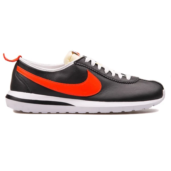 Nike Roshe Cortez nm bőr fekete, fehér és narancs cipő — Stock Fotó