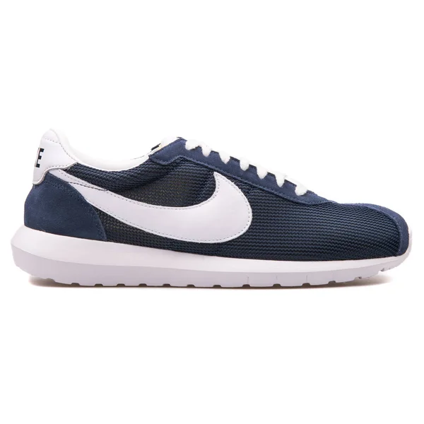 Nike Roshe Ld 1000 Qs obsidyen ve beyaz spor ayakkabı — Stok fotoğraf