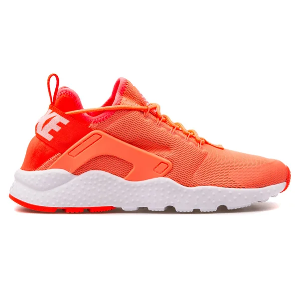 Nike Air Huarache Run ultra πορτοκαλί και λευκό αθλητικά — Φωτογραφία Αρχείου