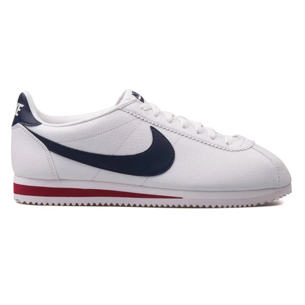 Nike Classic Cortez skóra biały, niebieski i czerwony Sneaker — Zdjęcie stockowe