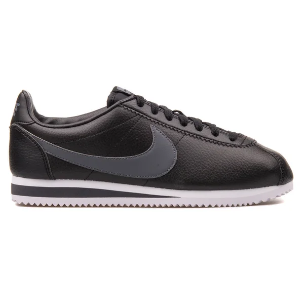 Nike Classic Cortez leer zwart, grijs en wit sneaker — Stockfoto