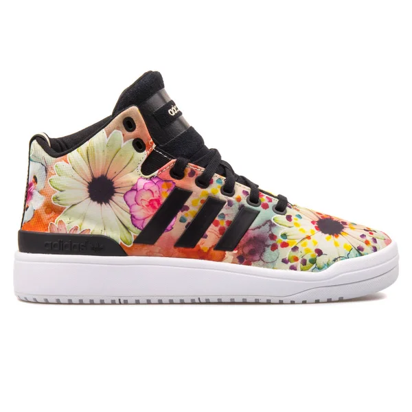 Adidas Veritas floral impressão multi cor sapatilha — Fotografia de Stock