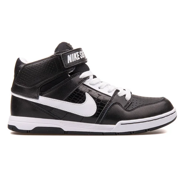 Nike Mogan Mid 2 Jr svart och vit sneaker — Stockfoto