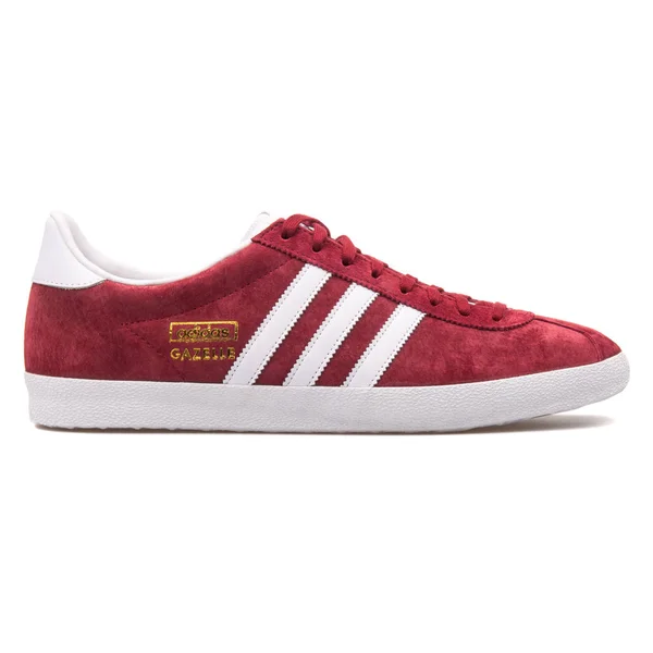 Adidas Gazelle og Burgundy och vit sneaker — Stockfoto