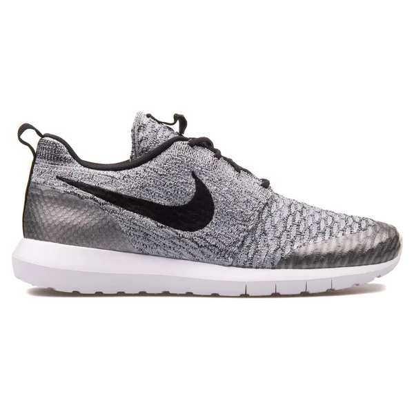 Nike Roshe nm Flyknit SE szary i czarny Sneaker — Zdjęcie stockowe