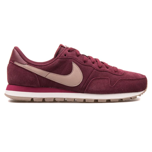 Nike Air Pegasus 83 skórzane Maroon Sneaker — Zdjęcie stockowe