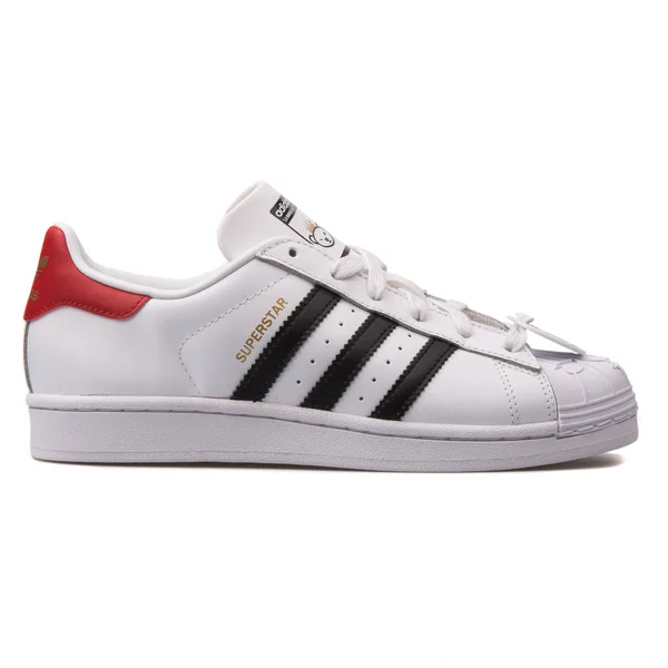 Adidas Superstar Nigo Bearfoot wit, rood en zwart sneaker — Stockfoto