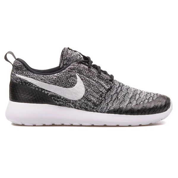 Zapatilla Nike Roshe One Flyknit blanco y negro — Foto de Stock