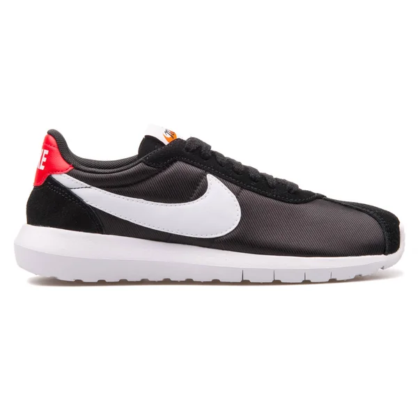 Zapatilla Nike Roshe LD 1000 negra, blanca y roja — Foto de Stock