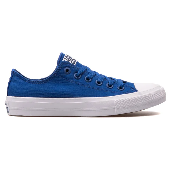 Converse Chuck Taylor 2 OX tênis azul e branco — Fotografia de Stock