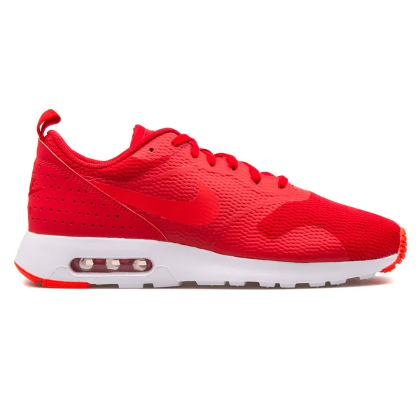 Nike Air Max Tavas kırmızı spor ayakkabı — Stok fotoğraf