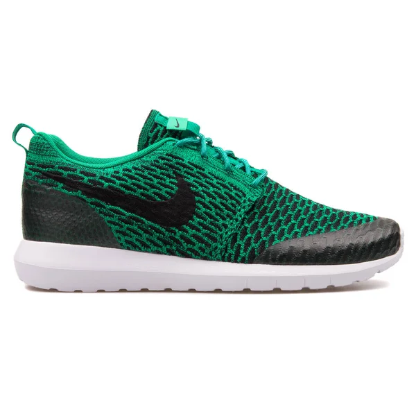 Nike Roshe NM Flyknit SE sneaker verde e nera — Foto Stock