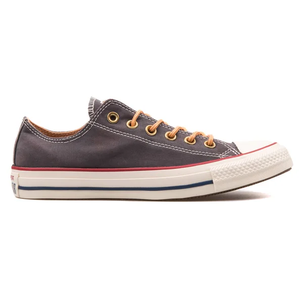 Converse Chuck Taylor All Star OX Tênis quase preto — Fotografia de Stock