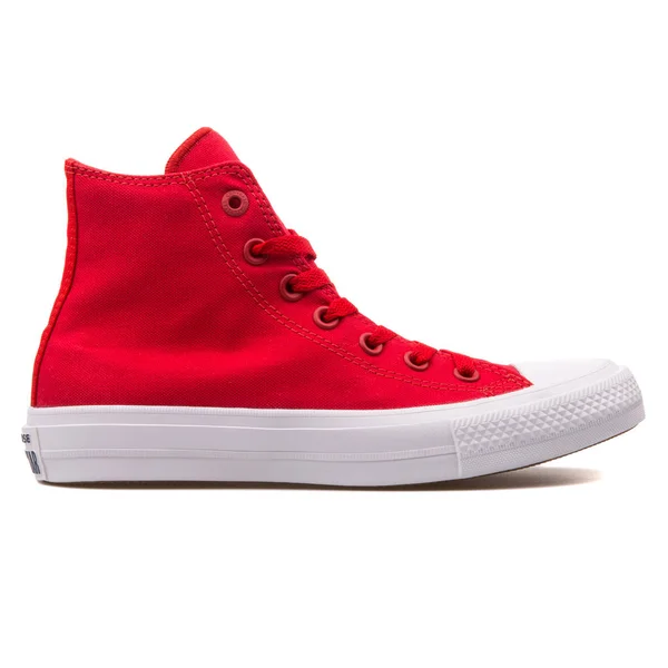 Converse Chuck Taylor 2 hög röd och vit sneaker — Stockfoto
