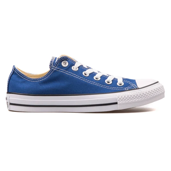 Converse Chuck Taylor All Star OX Roadtrip sneaker blu — Foto Stock