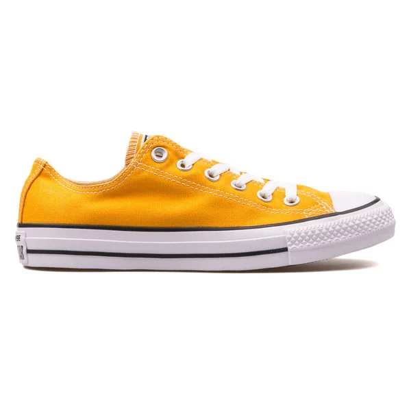 Converse Chuck Taylor All Star OX Solar sneaker arancione — Foto Stock