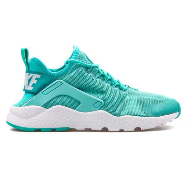 Zapatilla Nike Air Huarache Run Ultra turquesa y blanca — Foto de Stock