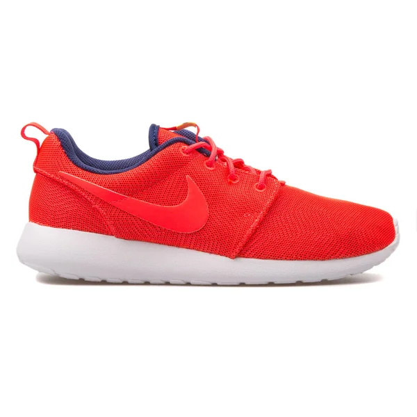 Nike Roshe One Moire Crimson och vit sneaker — Stockfoto
