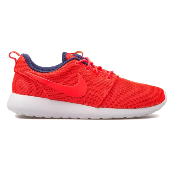 Nike Roshe One Μουάρ βυσσινί και λευκό αθλητικά — Φωτογραφία Αρχείου