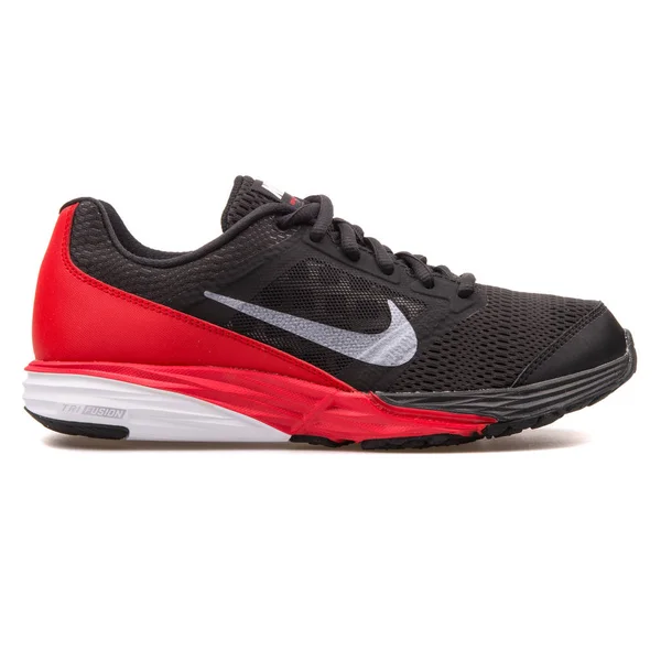 Nike Tri Fusion Run fekete, piros és fehér cipő — Stock Fotó