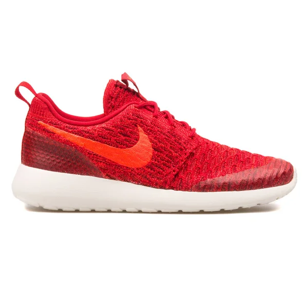 Nike Roshe One Flyknit czerwone Sneaker — Zdjęcie stockowe