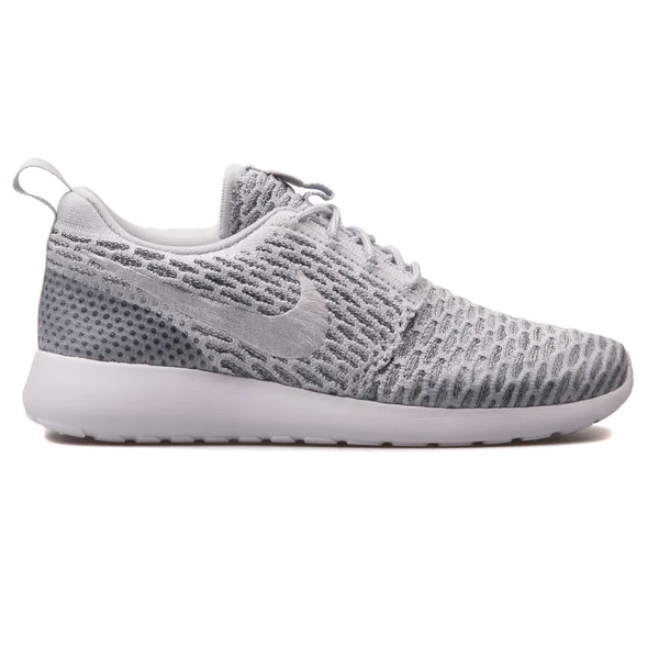 Zapatilla Nike Roshe One Flyknit gris — Foto de Stock