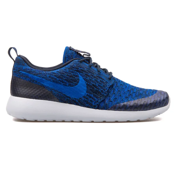 Zapatilla Nike Roshe One Flyknit azul y negro — Foto de Stock