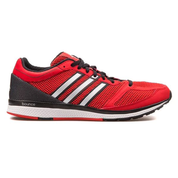Adidas mana RC Bounce piros, fekete és fehér cipő — Stock Fotó
