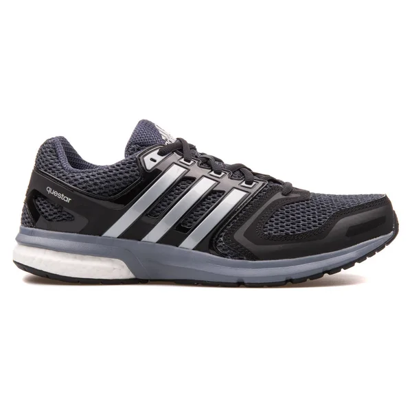 Adidas Questar zwarte sneaker — Stockfoto