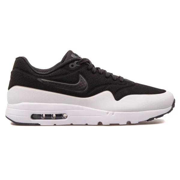 Nike Air Max 1 Ultra Moire sneaker in bianco e nero — Foto Stock