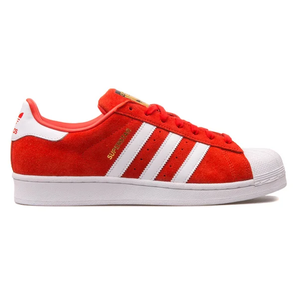 Zapatilla Adidas Superstar Suede roja y blanca —  Fotos de Stock