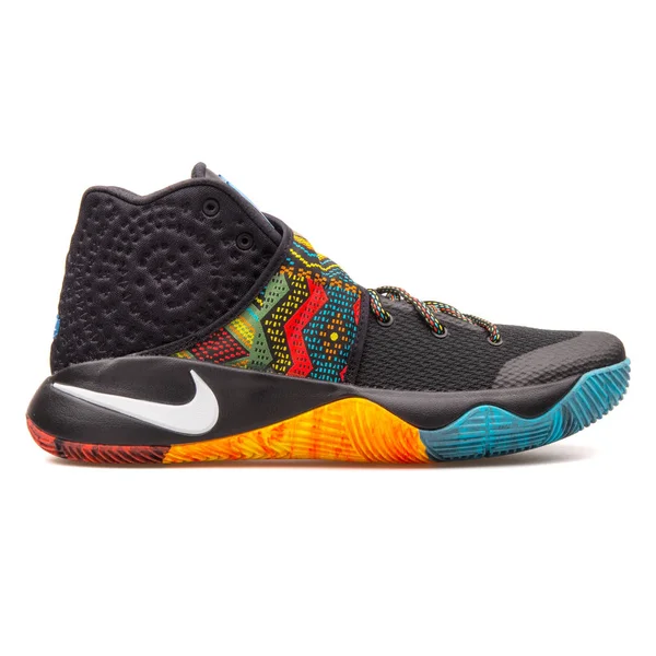 Nike Kyrie 2 BHM czarny i Multi kolor Sneaker — Zdjęcie stockowe