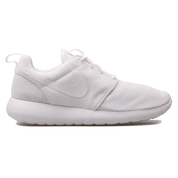 Nike Roshe en vit sneaker — Stockfoto