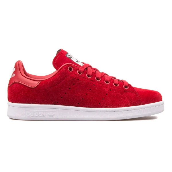 Adidas Stan Smith tênis vermelho e branco — Fotografia de Stock