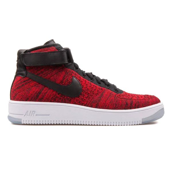 Nike Air Force 1 ultra Flyknit mid rood en zwart sneaker — Stockfoto