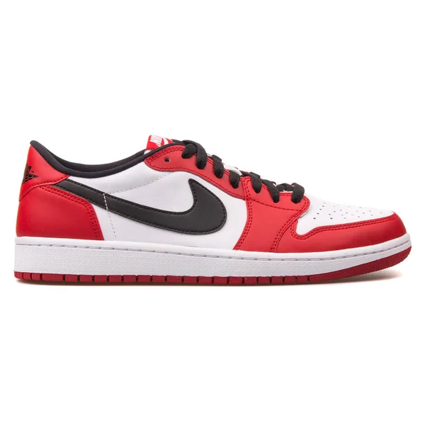 Zapatilla Nike Air Jordan 1 Retro Low OG roja, blanca y negra —  Fotos de Stock