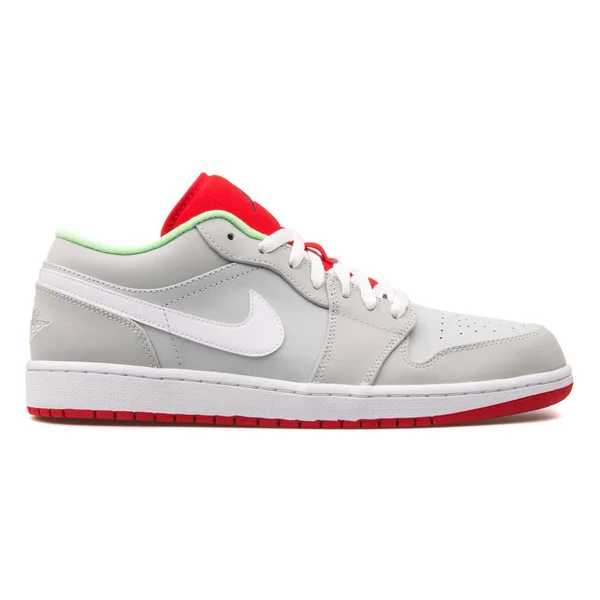 Zapatilla Nike Air Jordan 1 Low gris, roja y verde —  Fotos de Stock