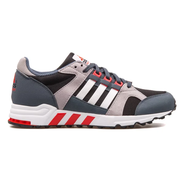 Adidas sprzęt do biegania Poduszka czarny, niebieski, szary i czerwony sneak — Zdjęcie stockowe