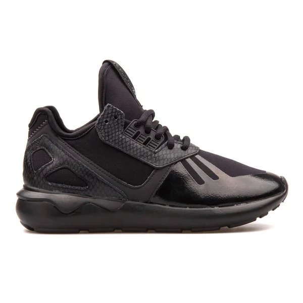 Adidas трубчастий бігун чорний кросівки — стокове фото