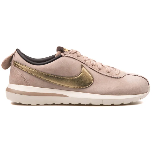 Nike Roshe Cortez NM Premium Suede beige and gold sneaker — Stock Photo, Image