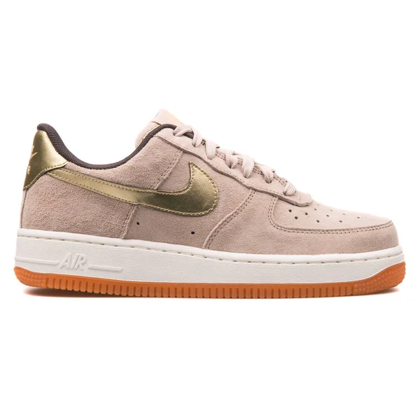 Nike Air Force 1 07 Premium Suede beige and gold sneaker — Stock Photo, Image