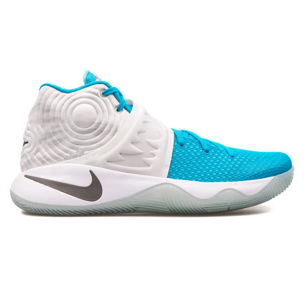 Nike Kyrie 2 Xmas biały i niebieski Sneaker — Zdjęcie stockowe