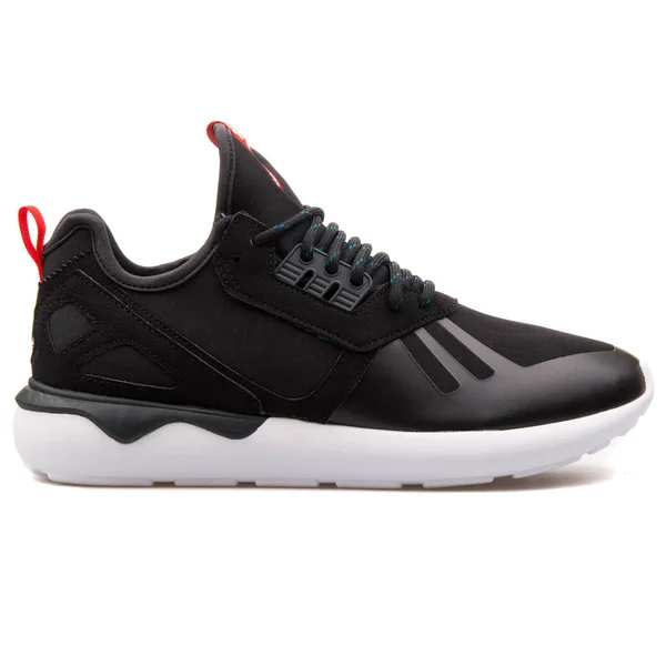 Zapatilla Adidas Tubular Runner Weave en blanco y negro — Foto de Stock