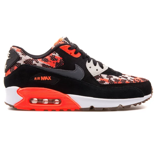Nike Air Max 90 pa zwart en Hot lava rode sneaker — Stockfoto