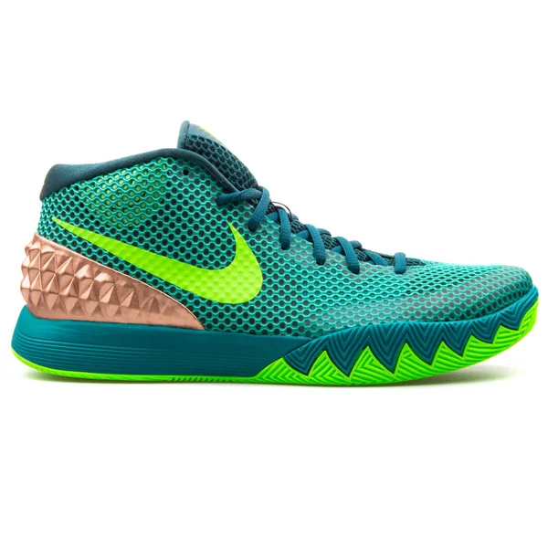 Nike Kyrie 1 зеленый кроссовок — стоковое фото