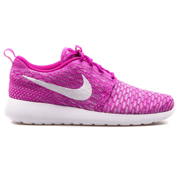 Nike Rosherun Flyknit fuksja Sneaker — Zdjęcie stockowe